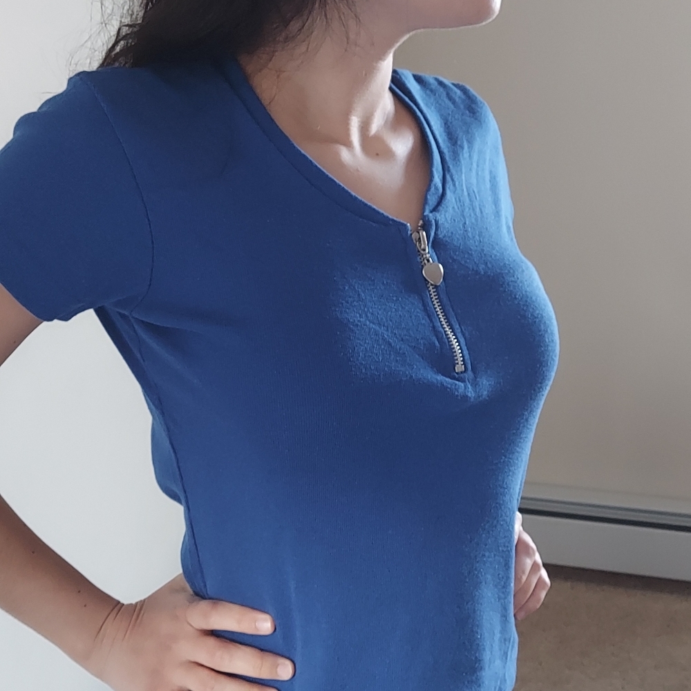 Blue T shirt with zipper